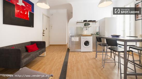 Habitación luminosa con escritorio en apartamento de 5 dormitorios, Salamanca - MADRID