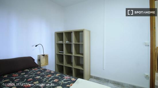 ¡Piso completo de 2 dormitorios con amplio patio en Peñagrande, Madrid! - MADRID