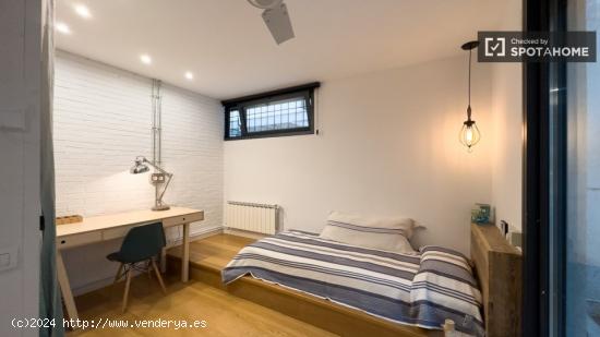 Se alquilan habitaciones en apartamento de 4 dormitorios en Sarrià-Sant Gervasi - BARCELONA