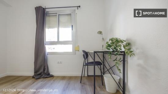 ¡Habitaciones en alquiler en un Piso de 5 Habitaciones en Valencia! - VALENCIA