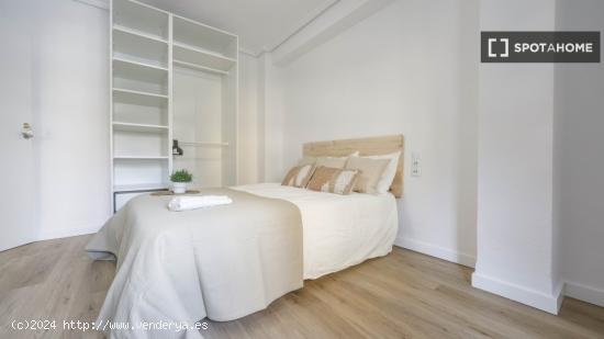 ¡Habitaciones en alquiler en un Piso de 5 Habitaciones en Valencia! - VALENCIA