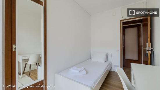 Habitaciones en alquiler en apartamento de 4 dormitorios en sant martí. - BARCELONA