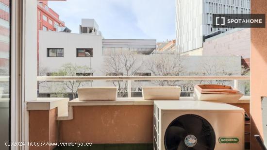 Habitaciones en alquiler en apartamento de 4 dormitorios en sant martí. - BARCELONA