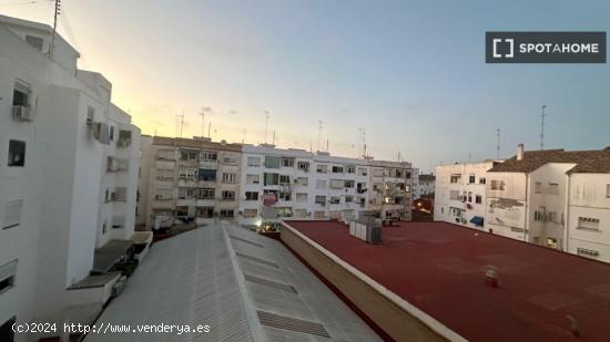 Se alquila habitación en piso de 5 habitaciones en Torrefiel - VALENCIA