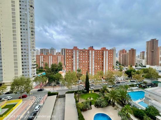 APARTAMENTO DE DOS DORMITORIOS, PARKING Y PISCINA EN EL PUEBLO DE LEVANTE, BENIDORM - ALICANTE