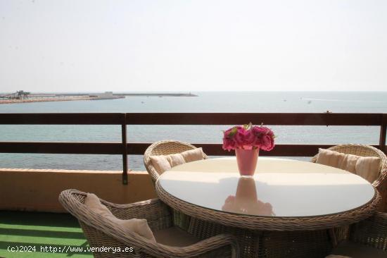 APARTAMENTO EN PRIMERA LINEA CON VISTAS INCREIBLES AL MAR - ALICANTE