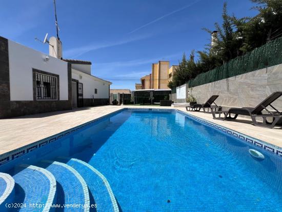 chalet de 3 dormitorios y 2 baños en pàrcela 475 m2 con piscina privada y patio - ALICANTE