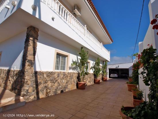 Se vende hermoso chalet de dos niveles con impresionantes vistas al mar, piscina y huertas. - SANTA 