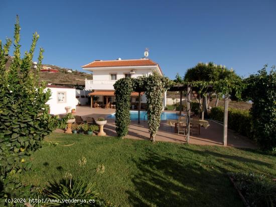 Se vende hermoso chalet de dos niveles con impresionantes vistas al mar, piscina y huertas. - SANTA 