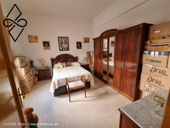 Casa Adosada de 5 Habitaciones con Terraza y Patio en Ciudad Jardín - MALAGA