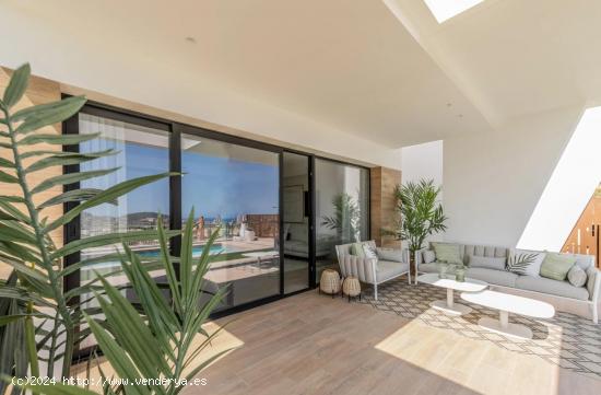 VILLA CON UNA CASA DE INVITADOS ADICIONAL, PROPIA PISCINA EN BALCON DE FINESTRAT - ALICANTE