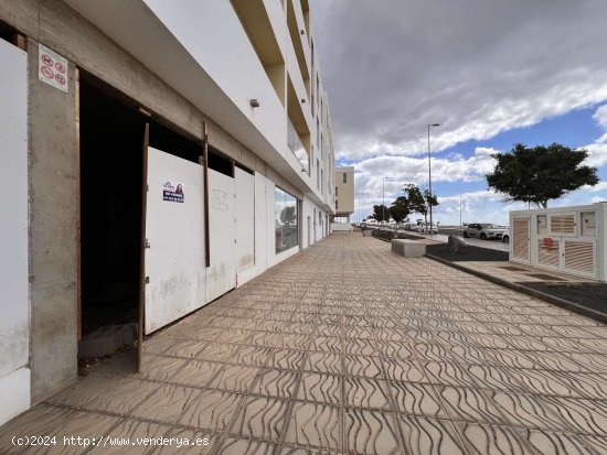 Local en bloque con terraza en El Residencial Jardín de Maneje. - Arrecife