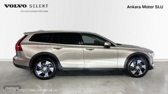 Volvo V 60 V60 Cross Country Core, B4 (diesel) AWD, Diesel de 2023 con 28.000 Km por 40.900 EUR. en 