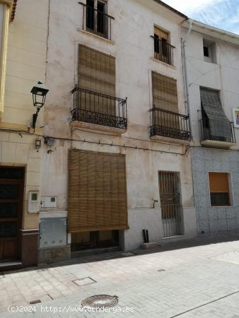 SE VENDE CASA DE PUEBLO A 15 MINUTOS DE ALICANTE EN MUY BUENA ZONA - ALICANTE