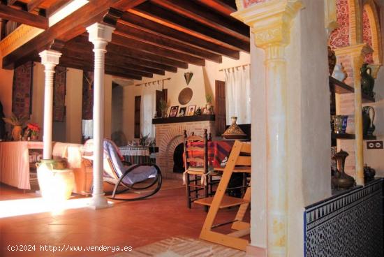 ESPECTACULAR CASA MORISCA DE ESTILO NAZARÍ Y MUDEJAR CON PRECIOSOS JARDINES UBICADA EN CREVILLENTE 