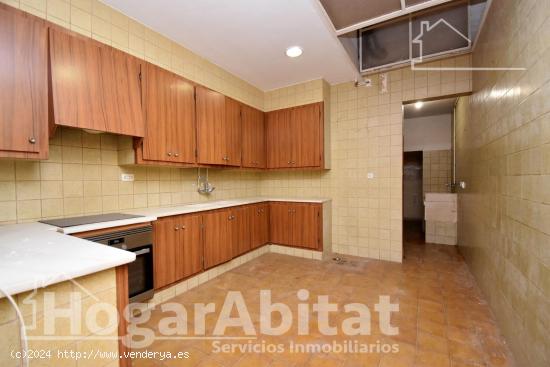 ¡GRAN OPORTUNIDAD! AMPLIA CASA CON BALCÓN, TERRAZA Y TRASTERO - CASTELLON