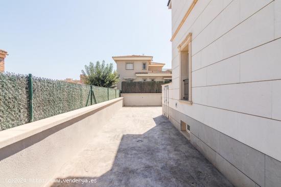 CHALET DE LUJO EN VENTA CON PISCINA  DE AGUA SALADA Y SALA DE OCIO EN ARENALES DEL SOL - ALICANTE