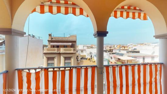 Piso reformado de tres dormitorios, dos baños y terraza en Fuengirola centro - MALAGA