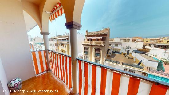 Piso reformado de tres dormitorios, dos baños y terraza en Fuengirola centro - MALAGA