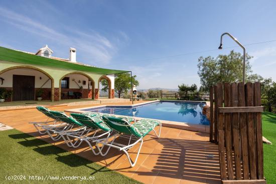 Estupendo chalet con apartamento y piscina en Salar - GRANADA