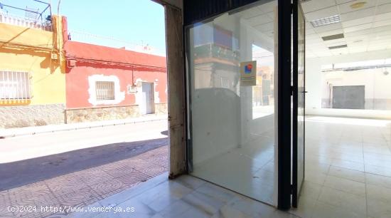 ¡Local en Esquina en Galería Comercial: Tu Oportunidad para Emprender! - ALMERIA