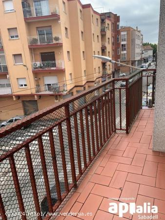 PISO DE 3 HABITACIONES Y 2 BALCONES EN LA CREU DE BARBERÀ - BARCELONA