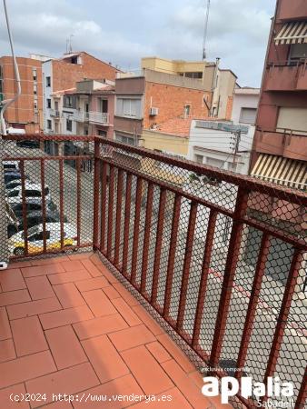 PISO DE 3 HABITACIONES Y 2 BALCONES EN LA CREU DE BARBERÀ - BARCELONA