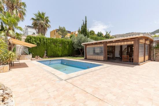  Gran casa independiente con piscina propia en urbanización privada - GRANADA 