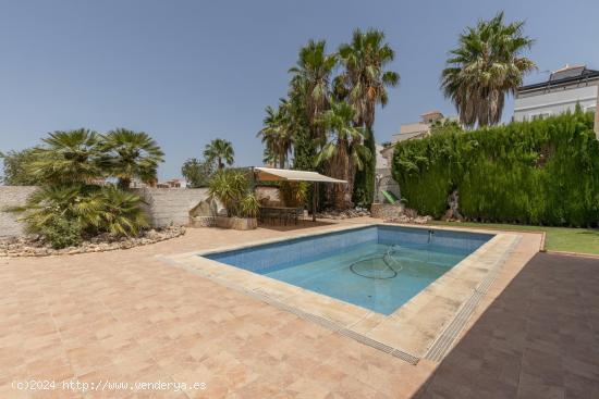 Gran casa independiente con piscina propia en urbanización privada - GRANADA