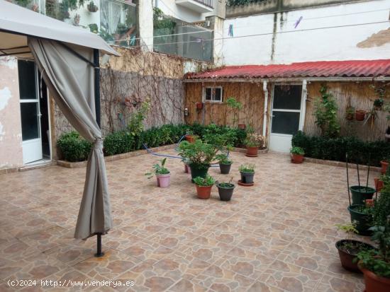 Planta baja con un patio muy grande en venta en la zona del Ensanche - Alcoy - ALICANTE