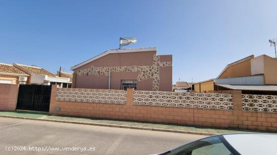 PEQUEÑO CHALET INDEPENDIENTE CON PISCINA COMUNITARIA - ZONA TORRETAS - - ALICANTE