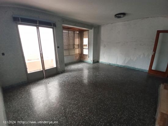 Se vende piso para reformar en el centro de Alzira - VALENCIA