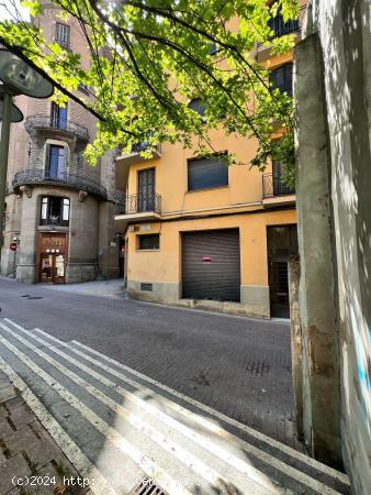 LOCAL ESQUINERO MUY COMERCIAL  -  PLAÇA SANT DOMENEC - BARCELONA