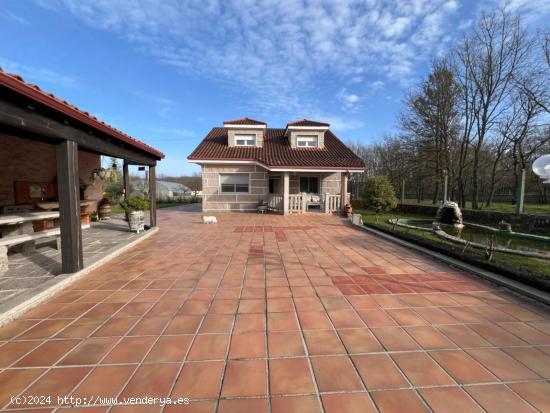 Chalet de piedra con terreno a 5 minutos del centro de Ourense - ORENSE