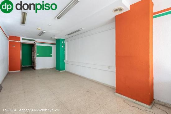 Traumatología (junto). Local comercial con mucho paso de personas. 2 baños. - GRANADA