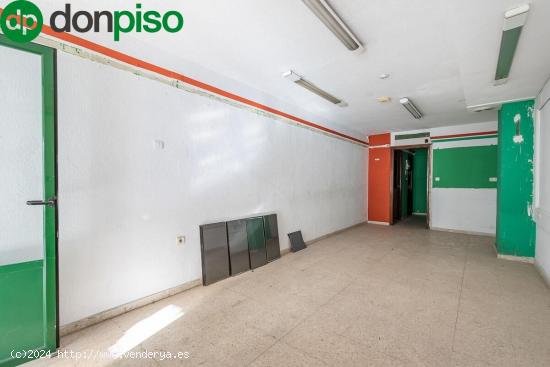 Traumatología (junto). Local comercial con mucho paso de personas. 2 baños. - GRANADA