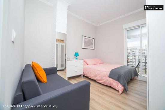 Habitación equipada con armario independiente en piso compartido, Eixample - VALENCIA