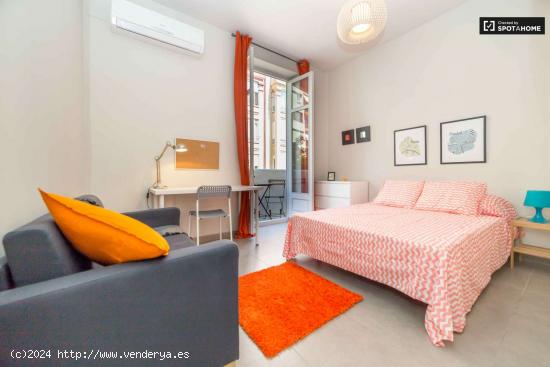  Habitación amueblada con balcón en apartamento de 5 dormitorios, Eixample. - VALENCIA 