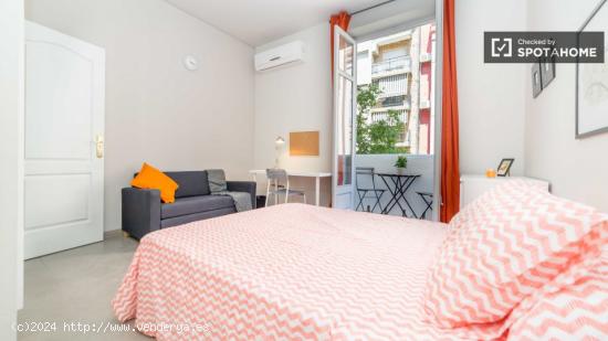 Habitación amueblada con balcón en apartamento de 5 dormitorios, Eixample. - VALENCIA