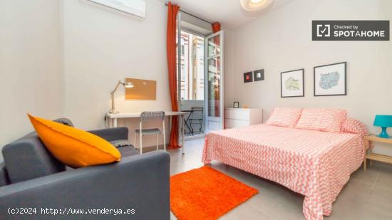 Encuentra una habitación con escritorio en el apartamento de 5 dormitorios, Eixample - VALENCIA