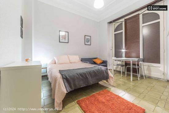 Amplia habitación con armario independiente en piso compartido, Eixample - VALENCIA