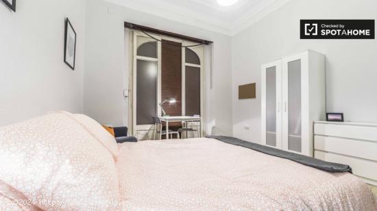 Amplia habitación con armario independiente en piso compartido, Eixample - VALENCIA