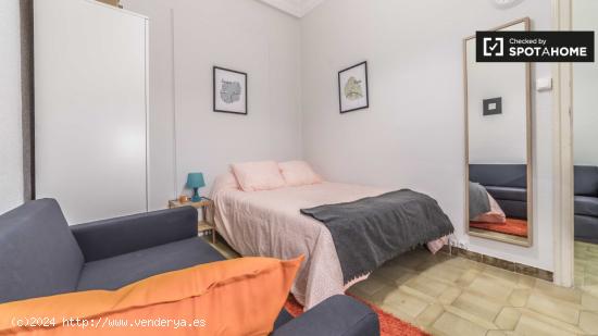 Tranquila habitación con amplio espacio para almacenaje en piso compartido, Eixample - VALENCIA