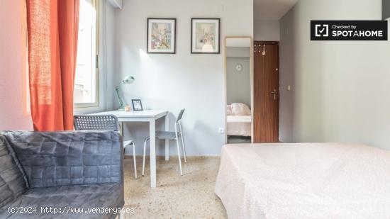 Enorme habitación con llave propia en piso de 5 habitaciones, Ciutat Vella - VALENCIA