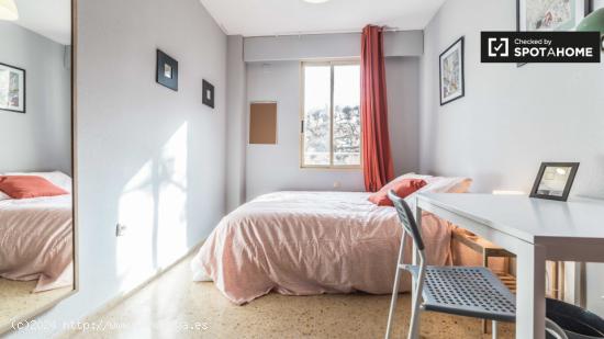 Enorme habitación con llave propia en piso de 5 habitaciones, Ciutat Vella - VALENCIA