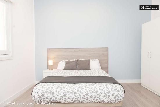 Habitación luminosa con escritorio en un apartamento de 5 dormitorios, Salamanca - MADRID