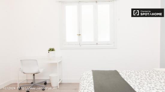 Habitación luminosa con escritorio en un apartamento de 5 dormitorios, Salamanca - MADRID