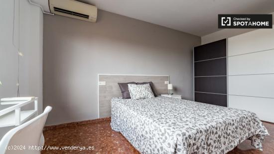 Amplia habitación con A / C en un apartamento de 5 dormitorios en La Saïdia - VALENCIA