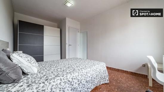 Amplia habitación con A / C en un apartamento de 5 dormitorios en La Saïdia - VALENCIA