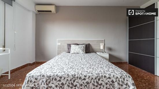 Amplia habitación con A / C en un apartamento de 5 dormitorios en La Saïdia - VALENCIA